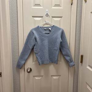 Willow Bay Light Blue V-Neck Knit Sweater 65% lambswool, size 10-12 girls